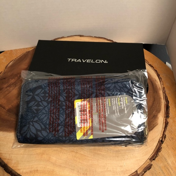 NWT Navy Floral TRAVELON RIFD Protected Wristlet - Picture 4 of 8
